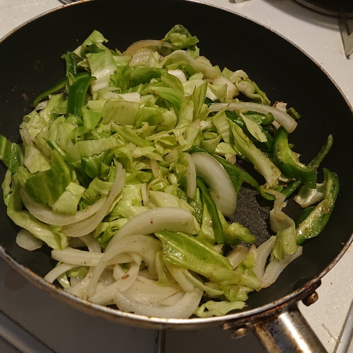 オリーブオイルとにんにくの野菜炒め